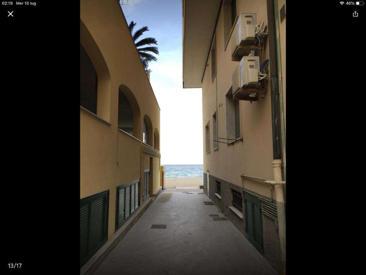 Babyaccommodation Family Sea & Box Пиетра Лигуре Екстериор снимка